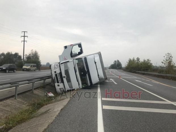 Akyazıda tır devrildi