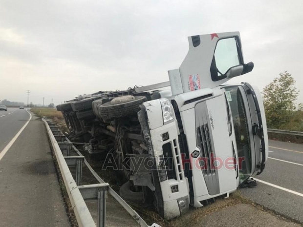 Akyazıda tır devrildi