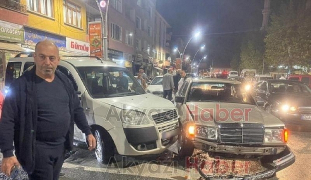 Hafif ticari araç ile otomobil çarpıştı