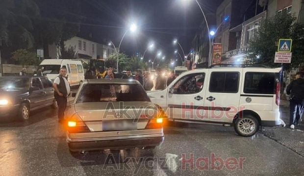 Hafif ticari araç ile otomobil çarpıştı