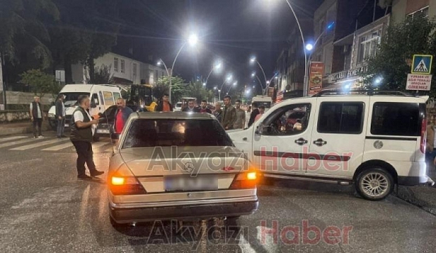 Hafif ticari araç ile otomobil çarpıştı