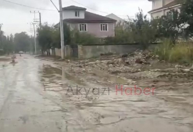 Akyazıda vatandaş ve öğrencilerin çamur çilesi