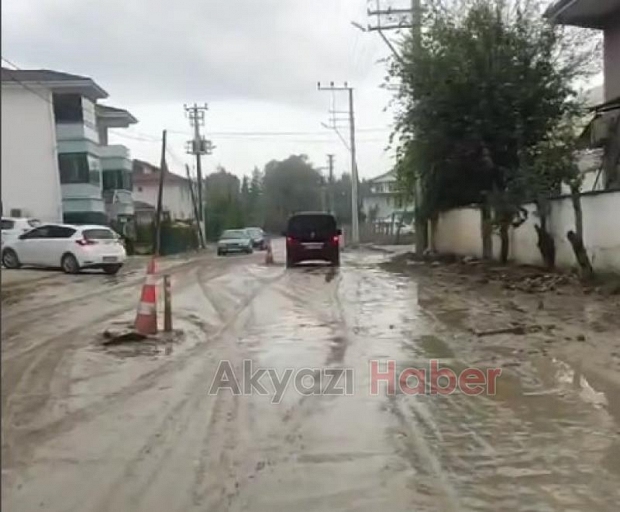 Akyazıda vatandaş ve öğrencilerin çamur çilesi