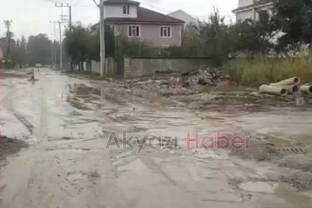 Akyazıda vatandaş ve öğrencilerin çamur çilesi