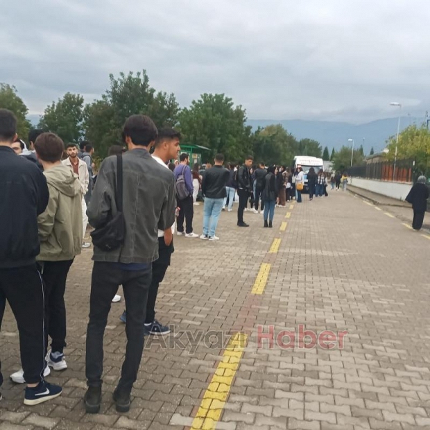 Akyazı KYK'da ulaşım çileye dönüştü, öğrenciler tepkili