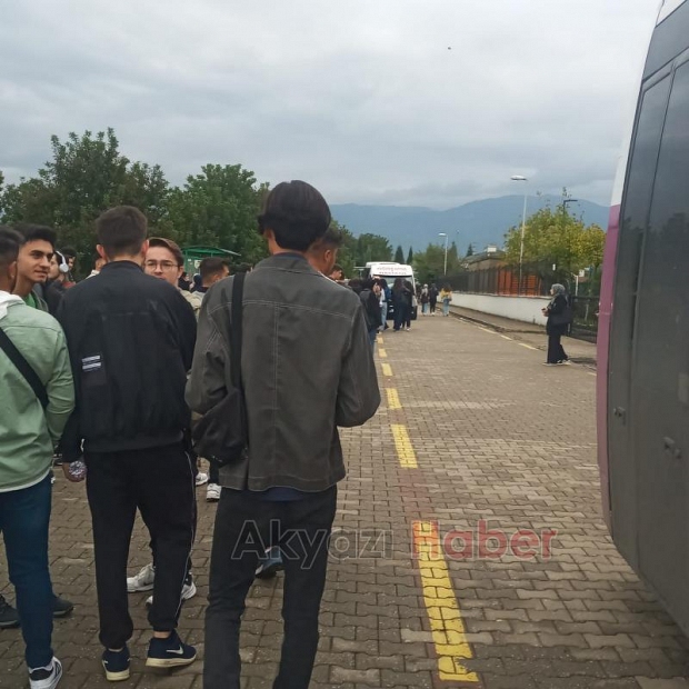 Akyazı KYK'da ulaşım çileye dönüştü, öğrenciler tepkili