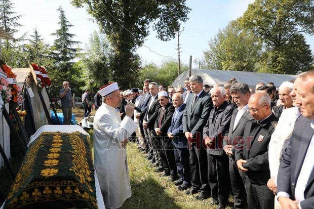 Emniyet Müdürü Yaman Ağırlar'ın annesi toprağa verildi
