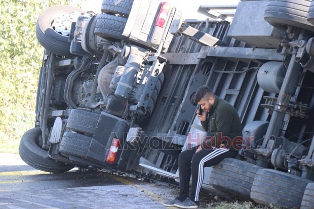 İplik yüklü tır, tarlaya devrildi