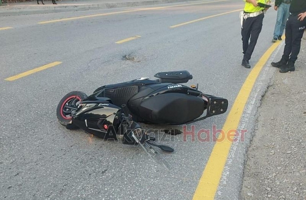Akyazı'da devrilerek sürüklenen motosikletli yaralandı.