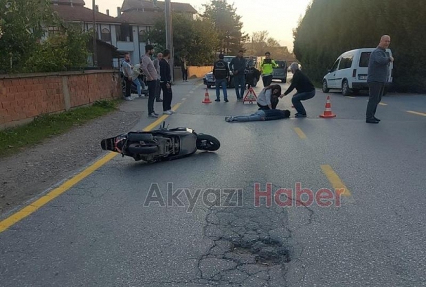 Akyazı'da devrilerek sürüklenen motosikletli yaralandı.