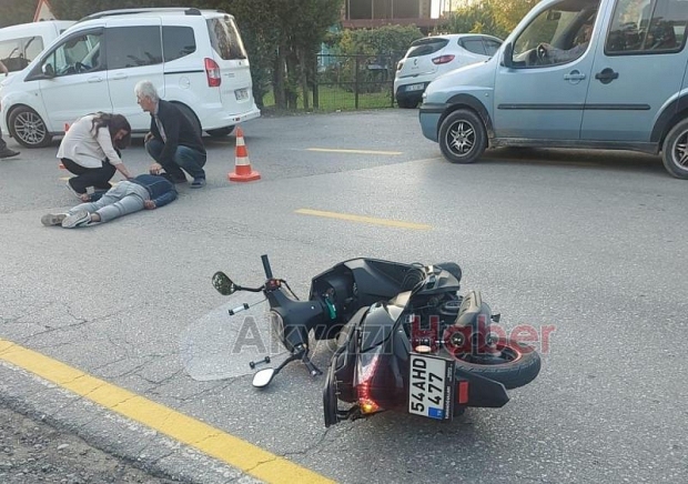 Akyazı'da devrilerek sürüklenen motosikletli yaralandı.