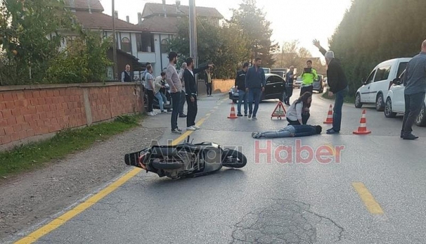 Akyazı'da devrilerek sürüklenen motosikletli yaralandı.