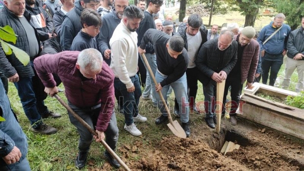 Necati Erol Defnedildi