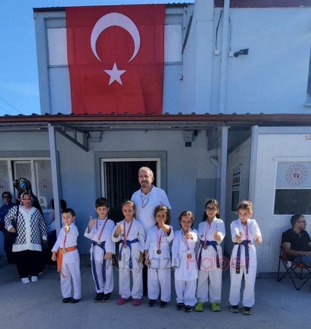 Cumhuriyetin 100. Yılında karatecilerden Altın madalya 