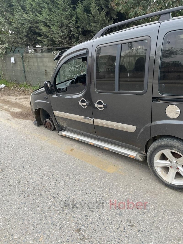 Aracın çıkan lastiği otomobile çarptı; İşte o anlar