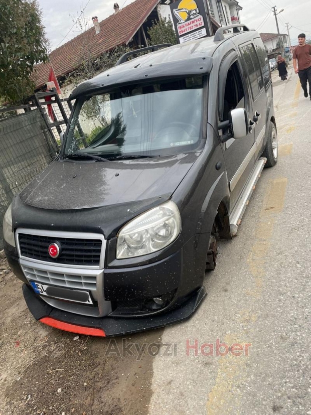 Aracın çıkan lastiği otomobile çarptı; İşte o anlar