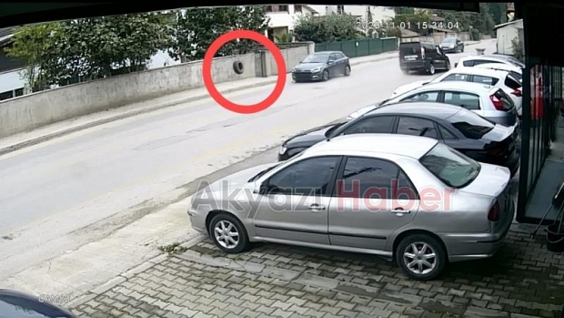 Aracın çıkan lastiği otomobile çarptı; İşte o anlar
