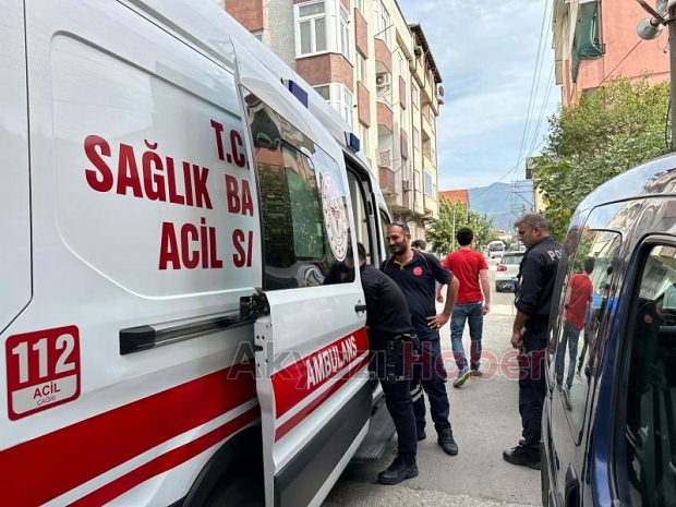 Çınar ağacının kopan dalı gencin üzerine düştü