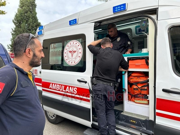 Çınar ağacının kopan dalı gencin üzerine düştü