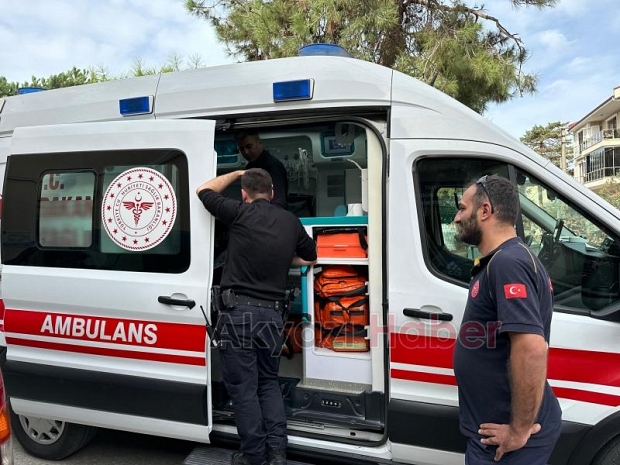 Çınar ağacının kopan dalı gencin üzerine düştü