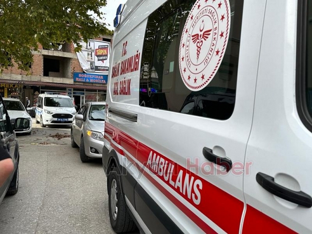 Çınar ağacının kopan dalı gencin üzerine düştü