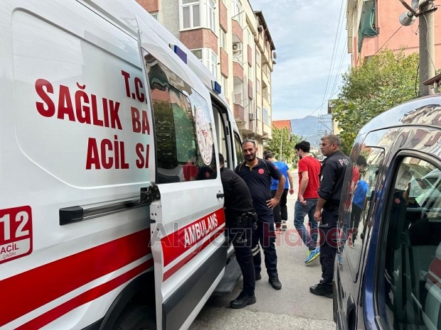 Çınar ağacının kopan dalı gencin üzerine düştü