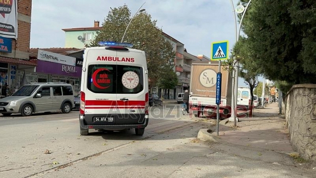 Çınar ağacının kopan dalı gencin üzerine düştü