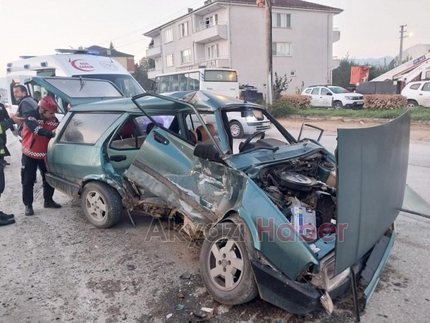 Kamyonla çarpışan otomobil bu hale geldi: 1 yaralı
