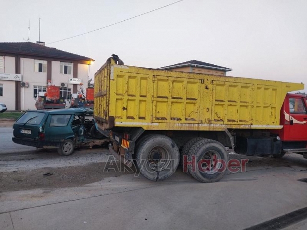 Kamyonla çarpışan otomobil bu hale geldi: 1 yaralı