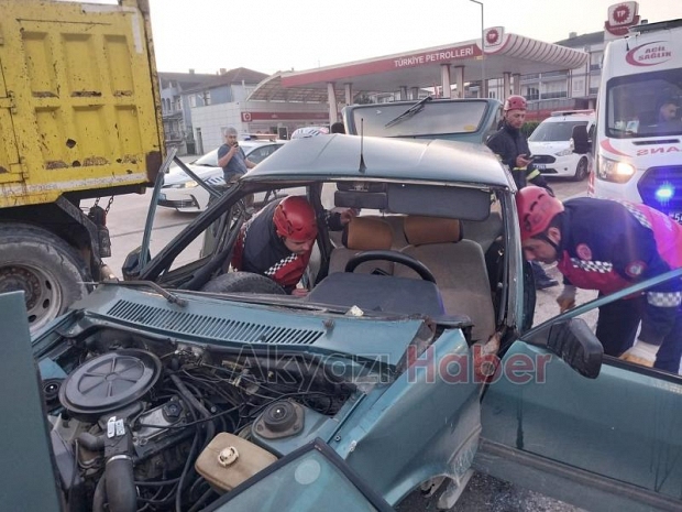 Kamyonla çarpışan otomobil bu hale geldi: 1 yaralı