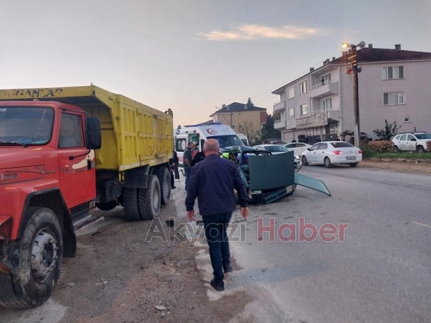 Kamyonla çarpışan otomobil bu hale geldi: 1 yaralı