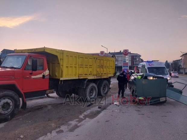 Kamyonla çarpışan otomobil bu hale geldi: 1 yaralı