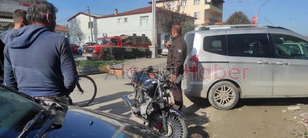 Motosikletlinin sürüklendiği kaza kamerada