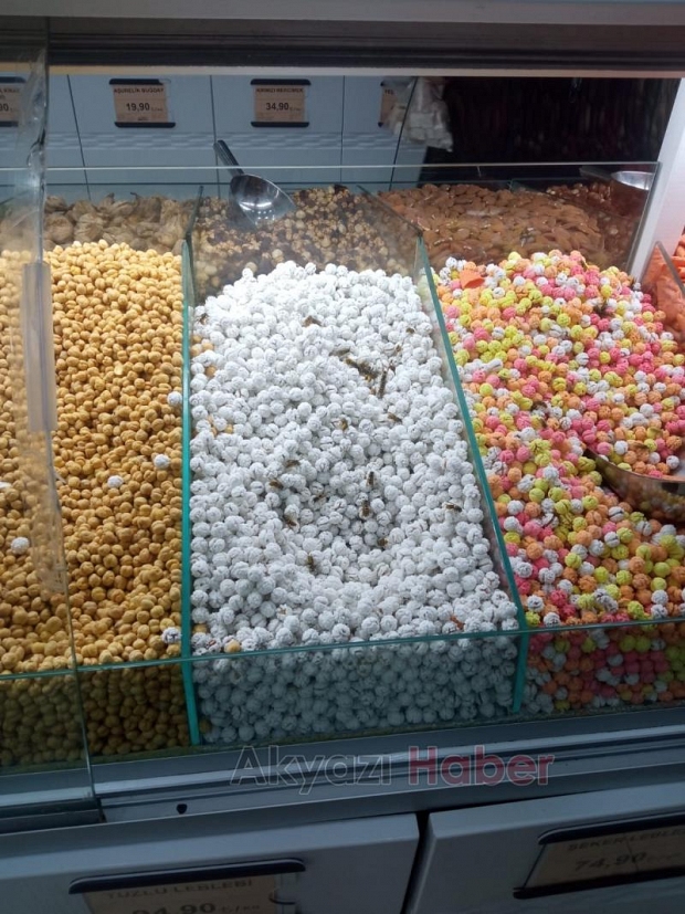 Kuruyemişçi dükkanı arıyla doldu