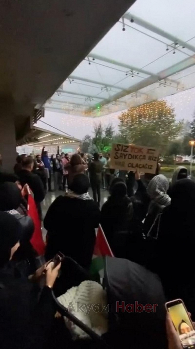 Filistin atkısı ile AVM'ye alınmadı