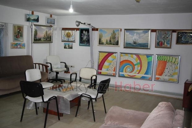 Tatar ressam, sanatını Akyazı'da sürdürüyor