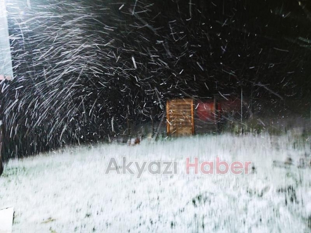 Akyazı'ya mevsimin ilk karı düştü