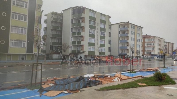 Şiddetli fırtına Karasu sahilini yıktı geçti