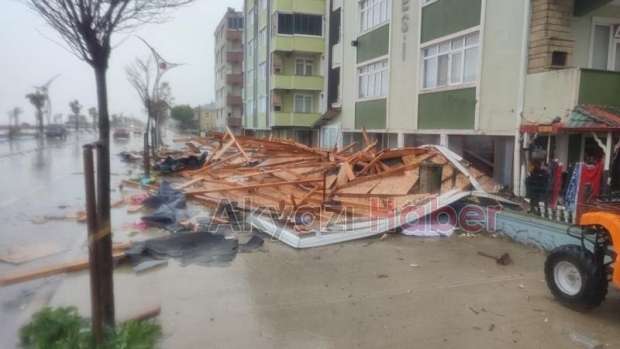 Şiddetli fırtına Karasu sahilini yıktı geçti
