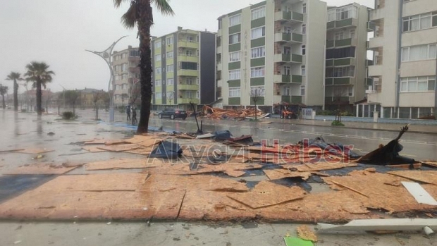 Şiddetli fırtına Karasu sahilini yıktı geçti
