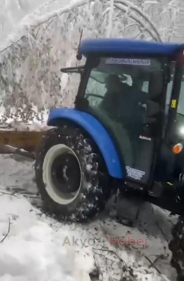 Güzlek'te muhtar yolları açtı, araçları kurtardı