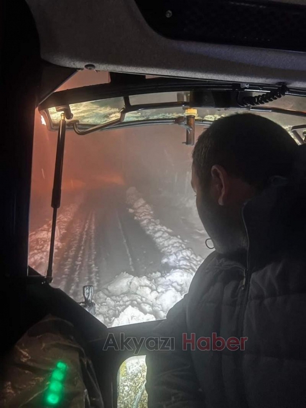Güzlek'te muhtar yolları açtı, araçları kurtardı