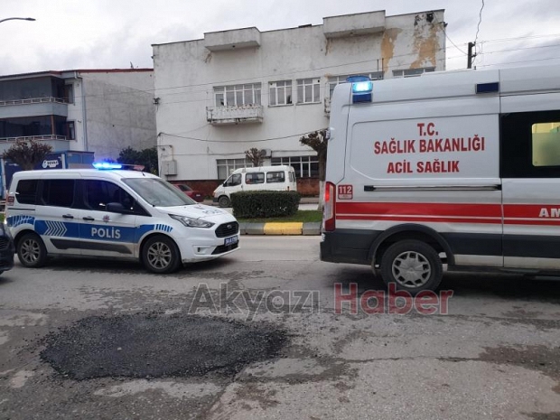 Otomobil ile motosikletli kurye çarpıştı