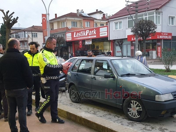 Otomobil ile motosikletli kurye çarpıştı