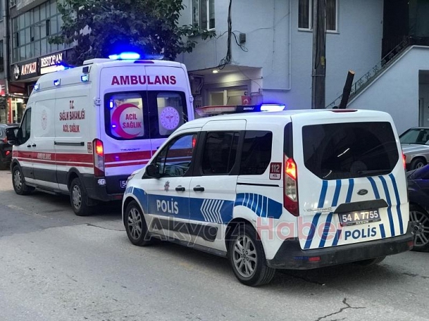 Otomobil ile motosikletli kurye çarpıştı