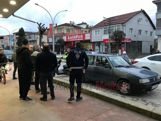 Otomobil ile motosikletli kurye çarpıştı