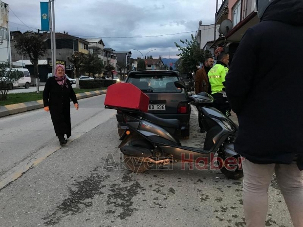 Otomobil ile motosikletli kurye çarpıştı