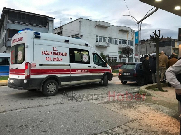 Otomobil ile motosikletli kurye çarpıştı