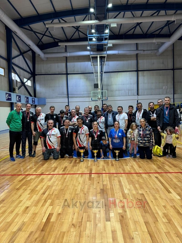 Akyazılı öğretmenler turnuvada şampiyon