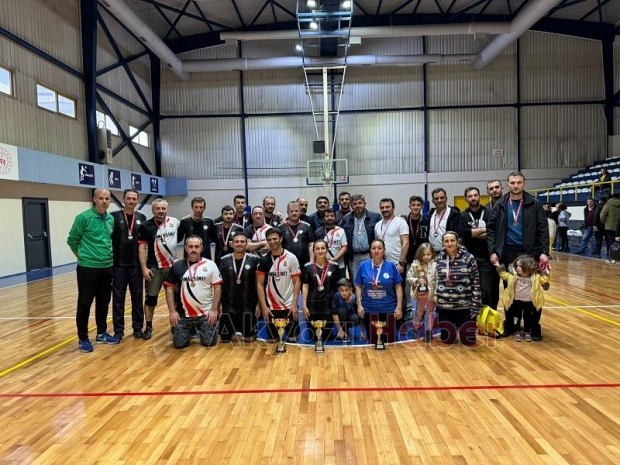 Akyazılı öğretmenler turnuvada şampiyon